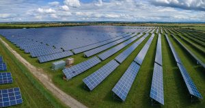 Campo com placas para produção de energia solar