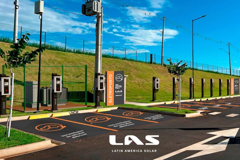 Eletroposto no Santa Maria Outlet Estação de recarga para carros elétricos com oito vagas sinalizadas e carregadores individuais, operada pela empresa LAS (Latin America Solar).