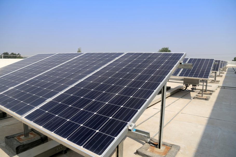 Painéis solares instalados em uma estrutura ao ar livre, captando energia solar sob um céu claro.